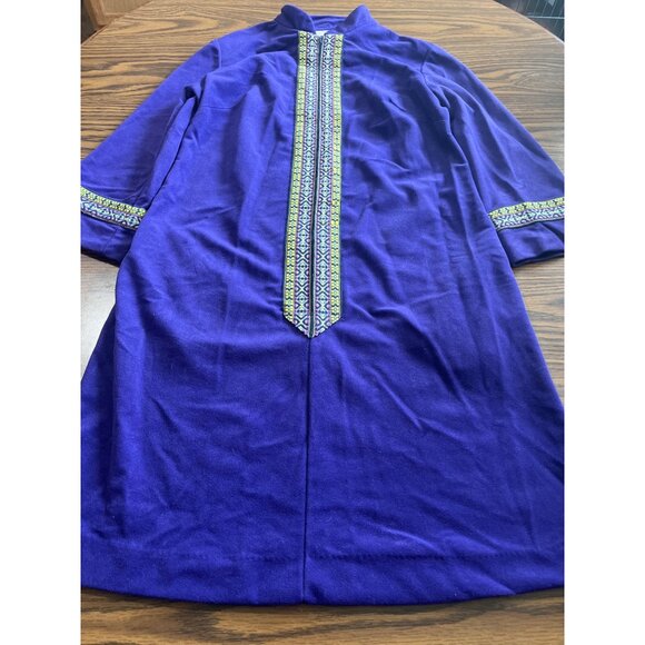 Vintage 1970’s At Home Wear for Van Raalte Purple Button Robe With embroidery - Picture 5 of 8